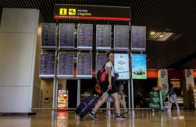 ep archivo   una mujer con una maleta en el aeropuerto adolfo suarez madrid barajas