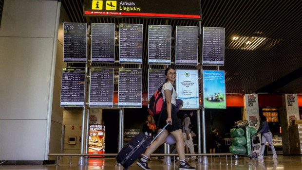ep archivo   una mujer con una maleta en el aeropuerto adolfo suarez madrid barajas