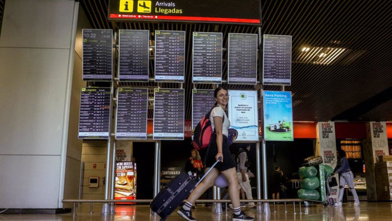 ep archivo una mujer con una maleta en el aeropuerto adolfo suarez madrid barajas ep archivo una mujer con una maleta en el aeropuerto adolfo suarez madrid barajas