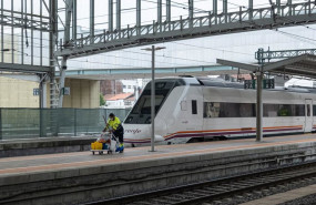 ep archivo   una trabajadora de la limpieza trabaja en los andenes en la estacion de trenes a 24 de