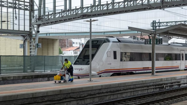 ep archivo   una trabajadora de la limpieza trabaja en los andenes en la estacion de trenes a 24 de