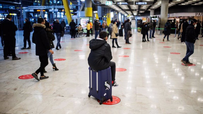 Archivo - Varias personas en la Terminal 4 del Aeropuerto Adolfo Suárez-Madrid Barajas, a 30 de diciembre de 2021, en Madrid, (España). | Alejandro Martínez Vélez - Europa Press - Archivo ep archivo varias personas en la terminal 4 del aeropuerto adolfo suarez madrid barajas a 30 de