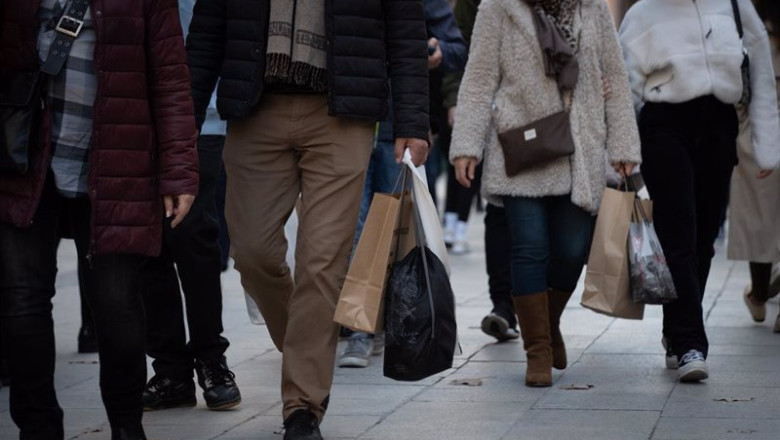 ep archivo varias personas realizan sus compras navidenas en la avenida de la puerta del angel ep archivo varias personas realizan sus compras navidenas en la avenida de la puerta del angel