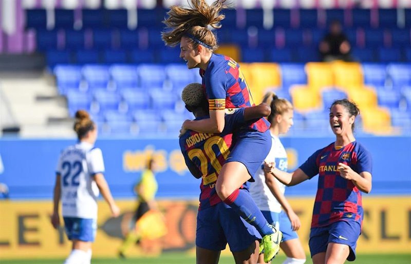 ep asisat oshoala y alexia putellas celebran un gol con el fc barcelona