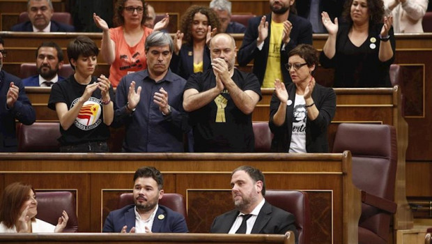 ep diputados de erc aplauden al preso diputado oriol junqueras derecha en la primera fila durante la