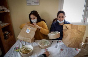 ep dos mujeres durante la comida en su casa del barrio madrileno de carabanchel abren el menu de la