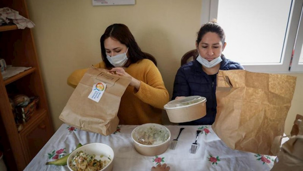 ep dos mujeres durante la comida en su casa del barrio madrileno de carabanchel abren el menu de la