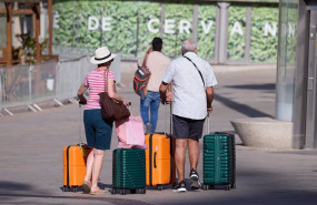 ep dos senores mayores esperan con sus maletas en una calle de madrid a 28 de agosto de 2024 en