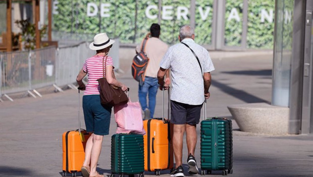 ep dos senores mayores esperan con sus maletas en una calle de madrid a 28 de agosto de 2024 en