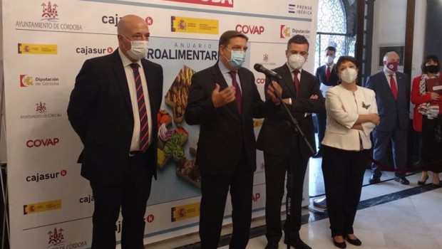 ep el ministro de agricultura pesca y alimentacion luis planas centro junto al presidente de la