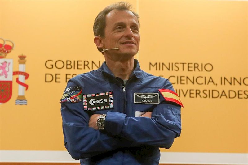 ep el ministro de ciencia innovacion y universidades pedro duque con el mono de astronauta ep el ministro de ciencia innovacion y universidades pedro duque con el mono de astronauta