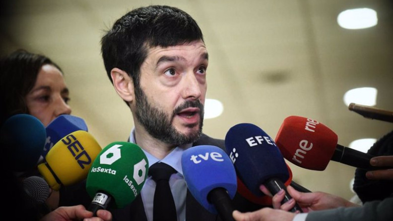 ep el ministro de derecho sociales consumo y agenda 2030 pablo bustinduy atiende a los medios antes ep el ministro de derecho sociales consumo y agenda 2030 pablo bustinduy atiende a los medios antes