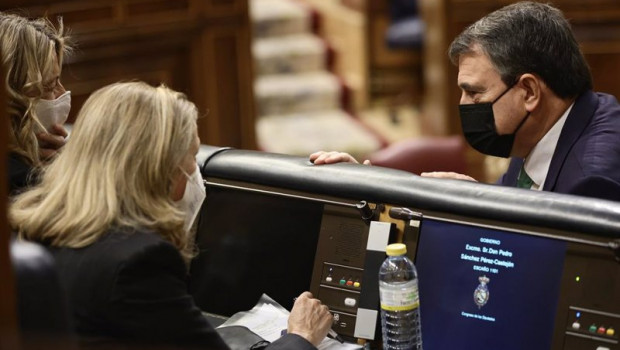 ep el portavoz del pnv en el congreso aitor esteban conversa con la vicepresidenta de trabajo y