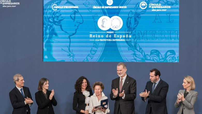 El Rey Felipe VI durante el acto de entrega del IX Premio Reino de España a la Trayectoria Empresarial, a la presidenta de honor de Galletas Gullón, María Teresa Rodríguez (c), junto al ministro de Transportes, Óscar Puente (2d) | Diego Radamés - Europa Press ep el rey felipe vi durante el acto de entrega del ix premio reino de espana a la trayectoria