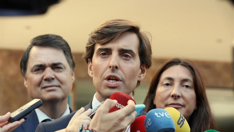 El vicesecretario de Comunicación del PP, Pablo Montesinos, este miércoles en Sevilla con Loles López y Carlos Rojas | JESÚS PRIETO/EUROPA PRESS ep el vicesecretario de comunicacion del pp pablo montesinos este miercoles en sevilla con loles