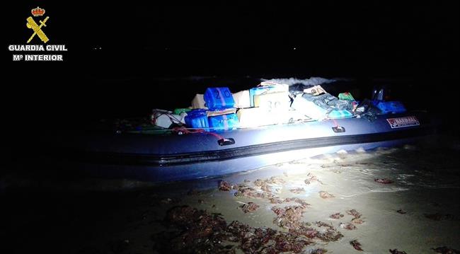 Embarcación con más de 2.500 kilos de hachís en una playa de Tarifa | GUARDIA CIVIL ep embarcacionmas2500 kiloshachisuna playatarifa