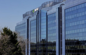 ep fachada del edificio de aena piovera azul sede central de la empresa en madrid