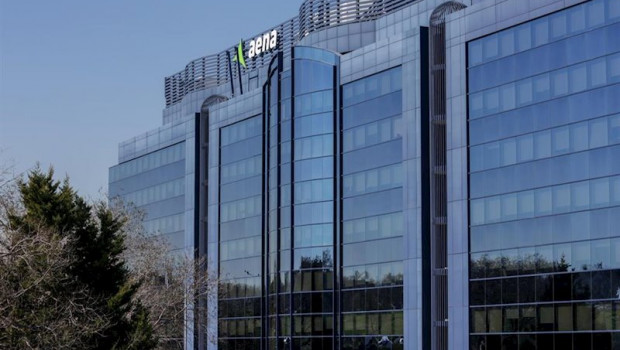 ep fachada del edificio de aena piovera azul sede central de la empresa en madrid