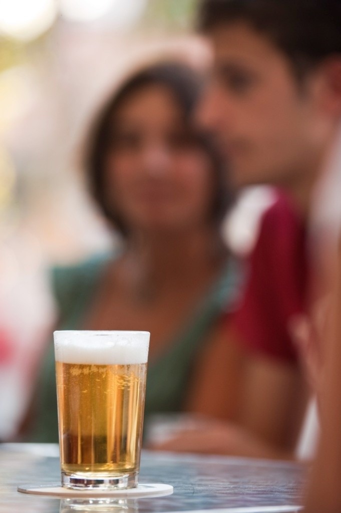 Gente tomando una cerveza | CERVECEROS DE ESPAÑA - Archivo ep gente tomandocerveza