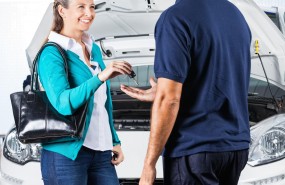 ep happy client giving car keys to mechanic
