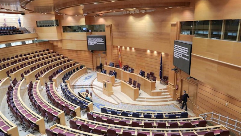 Hemiciclo del Senado prácticamente vacío donde se celebra el primer Pleno de su historia sin senadores y con la única presencia de la presidenta, Pilar Llop, y varios miembros de la Mesa que dirigen la institución, ya que ante la extensión del coronavirus | Jesús Hellín - Europa Press ep hemiciclo del senado practicamente vacio donde se celebra el primer pleno de su historia sin
