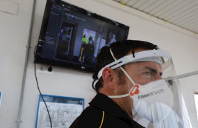 ep imagen de recurso de un trabajador con mascarilla por el coronavirus