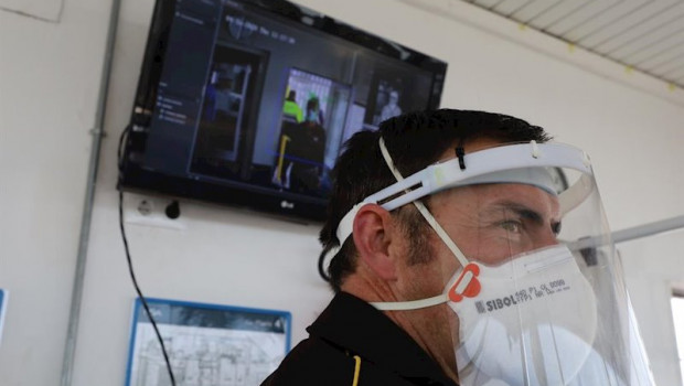 ep imagen de recurso de un trabajador con mascarilla por el coronavirus