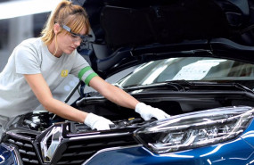 ep imagen de una trabajadora de renault en una de sus plantas