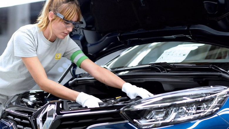 ep imagen de una trabajadora de renault en una de sus plantas ep imagen de una trabajadora de renault en una de sus plantas