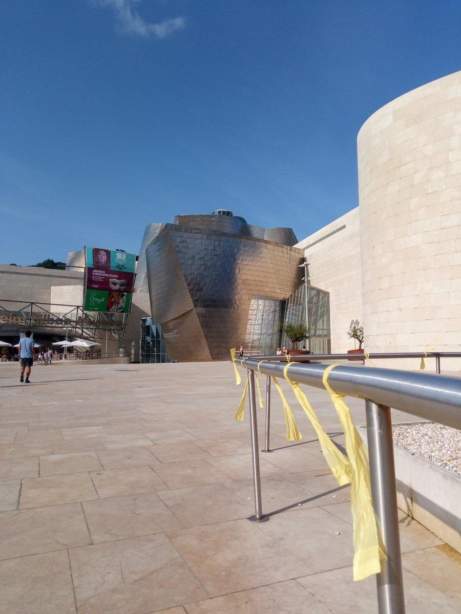 Lazos amarillos en el entorno del Museo Guggenheim en Bilbao | ALTERNATIBA BIZKAIA ep lazos amarillosentornomuseo guggenheimbilbao