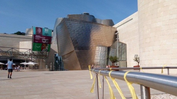 ep lazos amarillosentornomuseo guggenheimbilbao