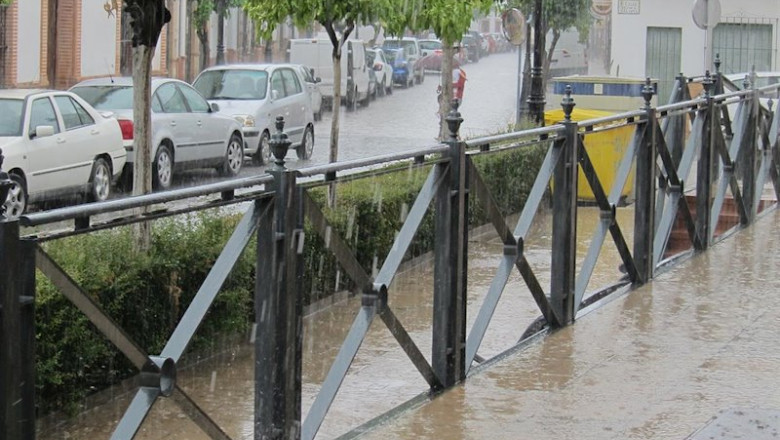 Lluvia en una calle de La Palma del Condado. | EUROPA PRESS - Archivo ep lluvia en una calle de la palma del condado