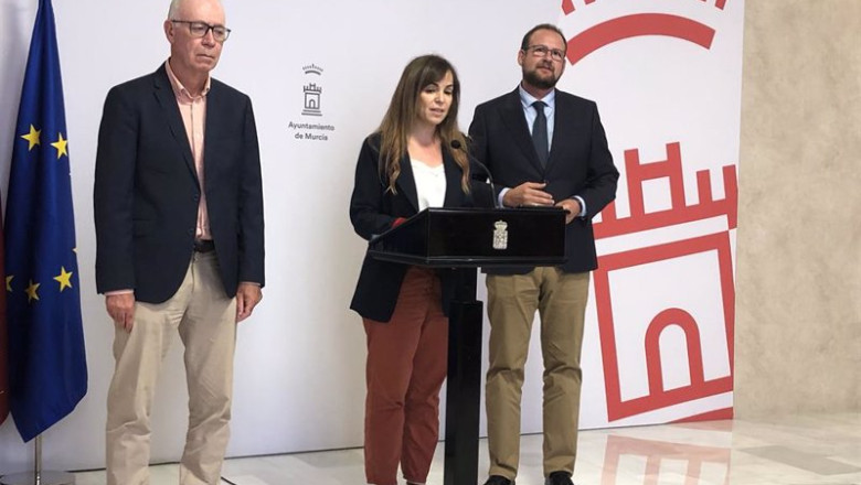 ep los concejales antonio navarro y pepe guillen acompanados de la portavoz del equipo de gobierno ep los concejales antonio navarro y pepe guillen acompanados de la portavoz del equipo de gobierno