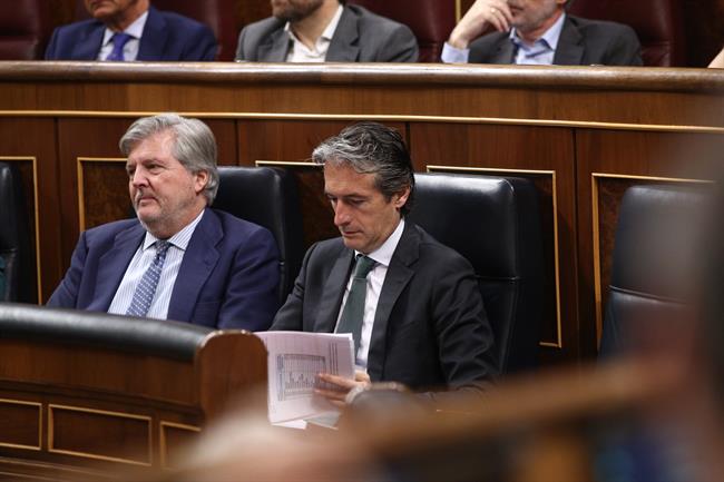 Los ministros Iñigo Méndez de Vigo y De la Serna en el debate de la moción | EUROPA PRESS ep los ministros inigo mendezvigodesernadebatela mocion