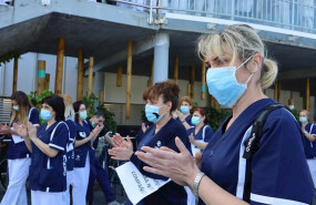 ep los profesionales sanitarios del hospital miguel servet de zaragoza aplauden tras guardar un