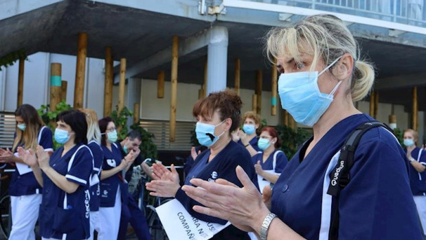 ep los profesionales sanitarios del hospital miguel servet de zaragoza aplauden tras guardar un