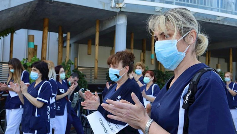 ep los profesionales sanitarios del hospital miguel servet de zaragoza aplauden tras guardar un ep los profesionales sanitarios del hospital miguel servet de zaragoza aplauden tras guardar un