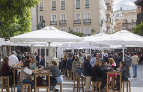 ep personas de terraza de un bar en sevilla