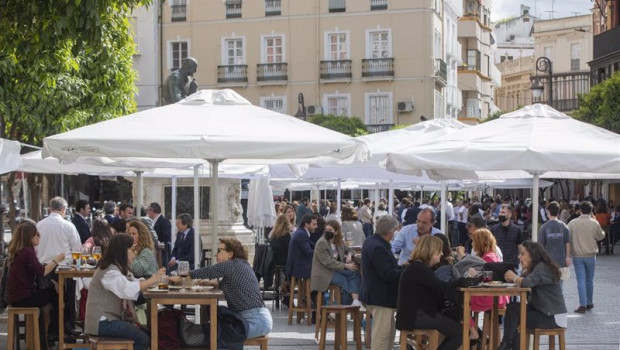 ep personas de terraza de un bar en sevilla