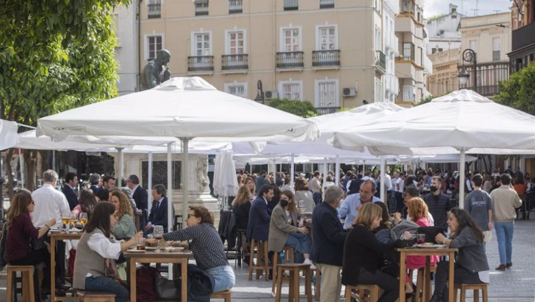 Personas de terraza de un bar en Sevilla | María José López - Europa Press ep personas de terraza de un bar en sevilla
