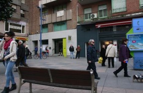 ep plaza banco gente caminando senoras fachada