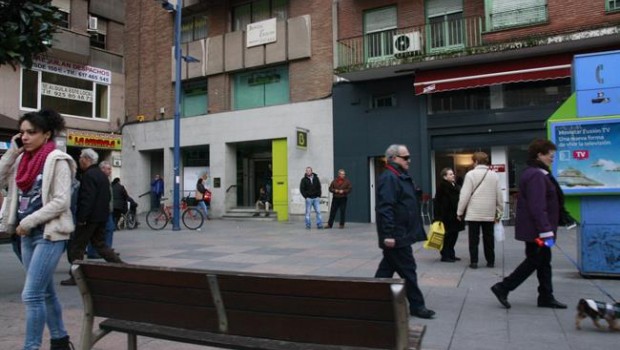ep plaza banco gente caminando senoras fachada