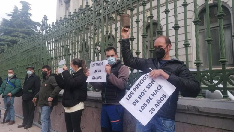 Protesta de los ganaderos ante presidencia. | EUROPA PRESS ep protesta de los ganaderos ante presidencia