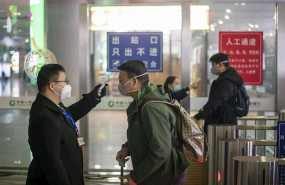 ep toman la temperatura a pasajeros en un aeropuerto de china ep toman la temperatura a pasajeros en un aeropuerto de china