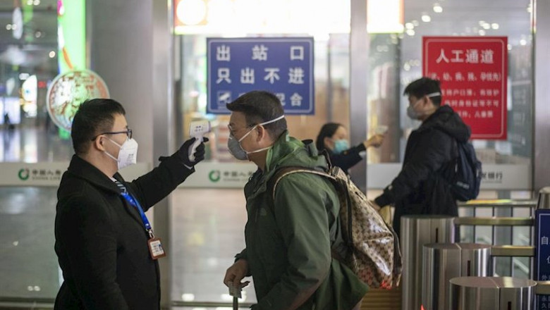 Toman la temperatura a pasajeros en un aeropuerto de China. | Dave Tacon ep toman la temperatura a pasajeros en un aeropuerto de china