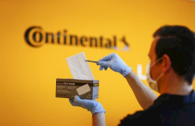 ep trabajador de continental con una mascarilla