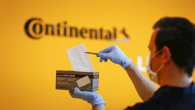 ep trabajador de continental con una mascarilla