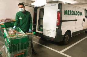 ep trabajador de mercadonas preparando productos para donar