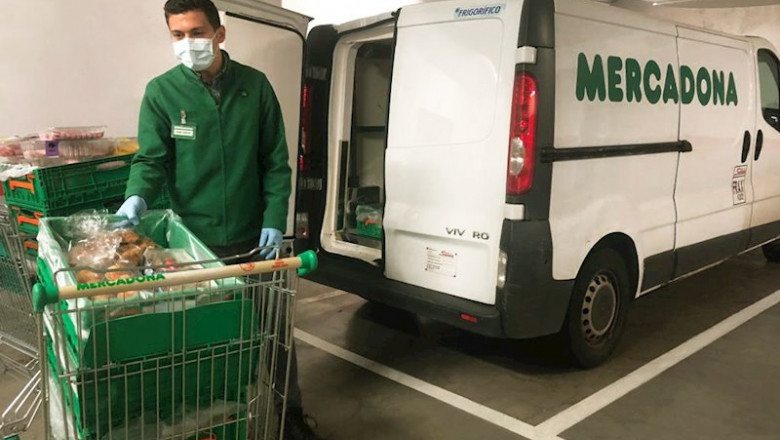 ep trabajador de mercadonas preparando productos para donar