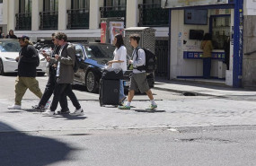 ep turistas en el centro de madrid tras el anuncio del ministerio de consumo de bloquear casi 66000